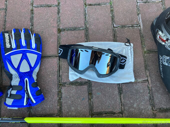 Lyže vázání lyžáky, hůlky, přilba, brýle, rukavice - 5