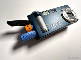 Konica Minolta Dimage F200 Modrý - Retro - 5