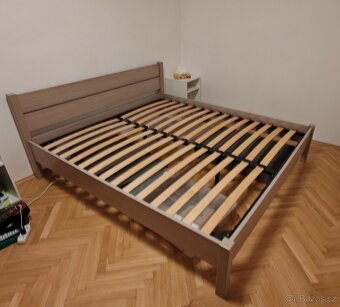 Postel s kovovým roštem s dřevěnými lamelami - 5