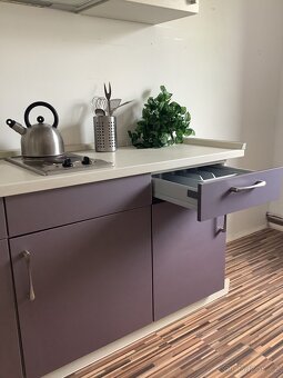 Moderní kuchyně ve fialovém odstínu MOLLY - 5