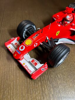 Ferrari F 2001 1:18 - 5