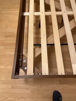 postel s nočními stoky - 5