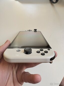 Nintendo Switch OLED v bile barvě - 5