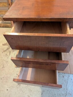 Starší dřevěný psací stůl - 5