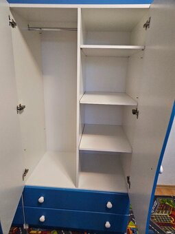 Dětský nábytek - skříně, postel, stůl a poličky - 5