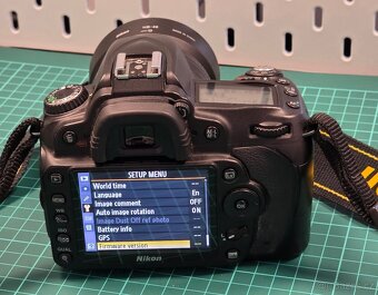 Nikon D90 s objektivem Nikkor 18–105mm f/3,5–5,6 VR - 5