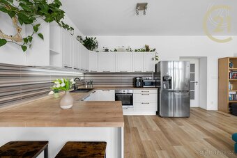 Prodej prostorného bytu 3+kk (94 m²) po rekonstrukci – Pa... - 5