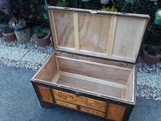 Unikátní starší dřevěná vyřezávaná truhla - 5