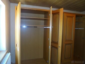 stylová ložnice- 5 dvéřová šatní skříň, postel, rošty, matra - 5