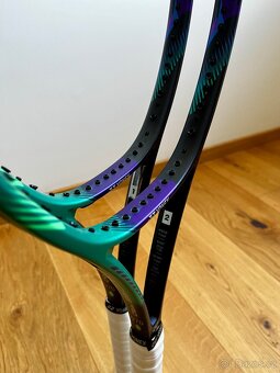 2x nové a identické Yonex Vcore Pro 97D (2021) - 5