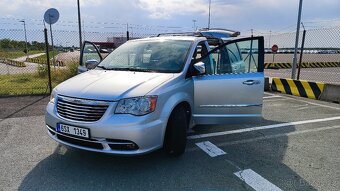 Chrysler Town & Country 3.6 V6 2012 Luxusní rodinný minivan - 5