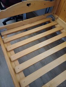 Dřevěná postel. - 5