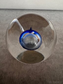 Skleněné těžítko s modrým středem ve tvaru bubliny - 5