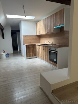 NOVĚ ZREKONSTRUOVANÝ PODKROVNÍ BYT 3+KK NA NÁMĚSTÍ VE CHVALŠ - 5