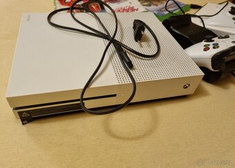 Xbox one S, 2× ovladač , nabíječka, hry×3 - 5