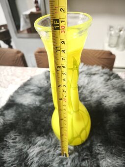 Skleněná žlutá váza. - 5