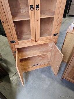 Dřevěná vitrína - 5