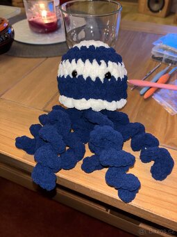 Háčkované medúzy různé barvy - 5