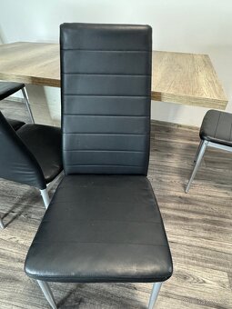 Jídelní stůl 160×90 cm + 5 černých židlí (možnost rozšíření) - 5