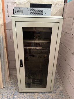 racková skříň 18U – UPS, PoE switch - 5