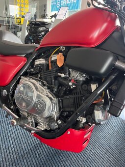 Honda - VF 700 Magna - 5