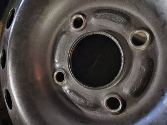 4 plechové kola s pneu v perfektním stavu, poklice, šrouby - 5