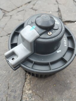 Ovladače stahováni oken, ventilátor, airbag, emblem Rexton - 5