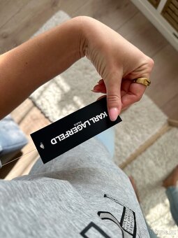 KARL LAGERFELD ŠEDÉ TRIČKO - 5