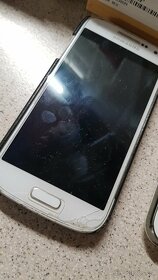 Sbírka starších telefonů Samsung a Asus - 5