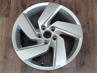 5x112 Volkswagen 7,5Jx17 ET51 RICHMOND číslo 5H0601025E alu - 5