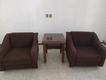 Dvě křesla na kolečkach a stolek - 5