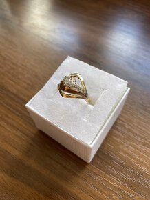 Zlatý dámský prsten se zirkony - 5