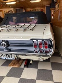 Ford Mustang Convertible - 5