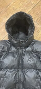 Krásný černý péřový kabát značky Nike - 5