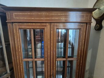 Stylová vitrína s intarzií - 5