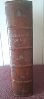 KRABIČKA VE TVARU KNIHY OSTROV POKLADŮ (R. L. STEVENSON, 188 - 5