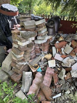 Staré cihly, použitý stavební materiál, kámen a suť - 5
