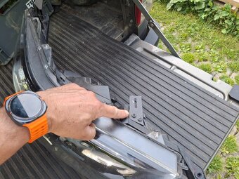 Toyota Hilux pravé přední světlo - 5