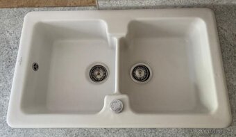 Kuchyně z borovice se spotřebiči a keramickým dřezem,5315 - 5