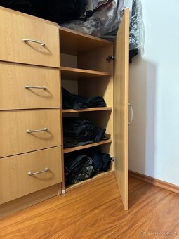 Skříň dvoudílná + 2x komoda 4 šuplíky + skříňka s policemi - 5