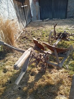 Historický dvojradličný pluh – zemědělský nástroj Aktivní in - 5