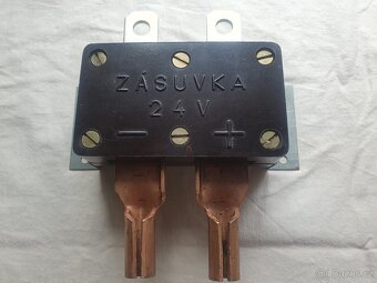 Prodám KOMPLETNÍ nepoužitou zásuvku ,,pomocný start,, 24V - 5
