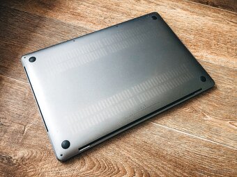 MacBook Pro 2019 - 16" / i9 / 32GB RAM / 1TB SSD / 5500M 4G - 5