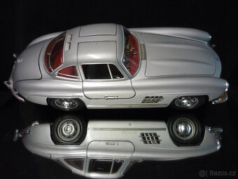 Mercedes Benz 300 SL stříbrný Bburago 1/18 - 5