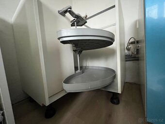 Rohová kuchyňská skříňka s otočným mechanizmem - 5