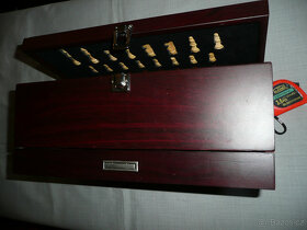 Dárková dřevěná kazeta na šachy a archivní víno - 5