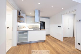 Pronájem prostorného, světlého 2+kk 56m2, terasa 10m2, garáž - 5