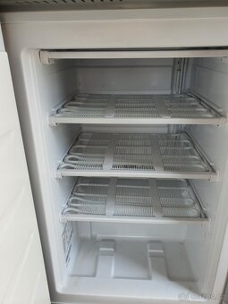 praktický úzký 55cm mrazák třída A+ - 5