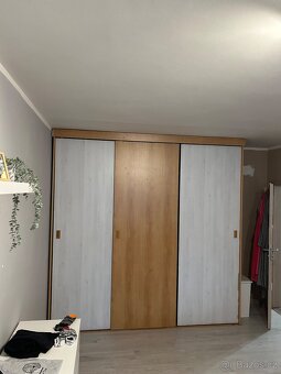 Vestavěná skříň na míru – panelák - 5