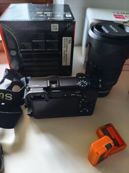 Sony A6400 s battery gripem REZERVACE + objektivy - 5